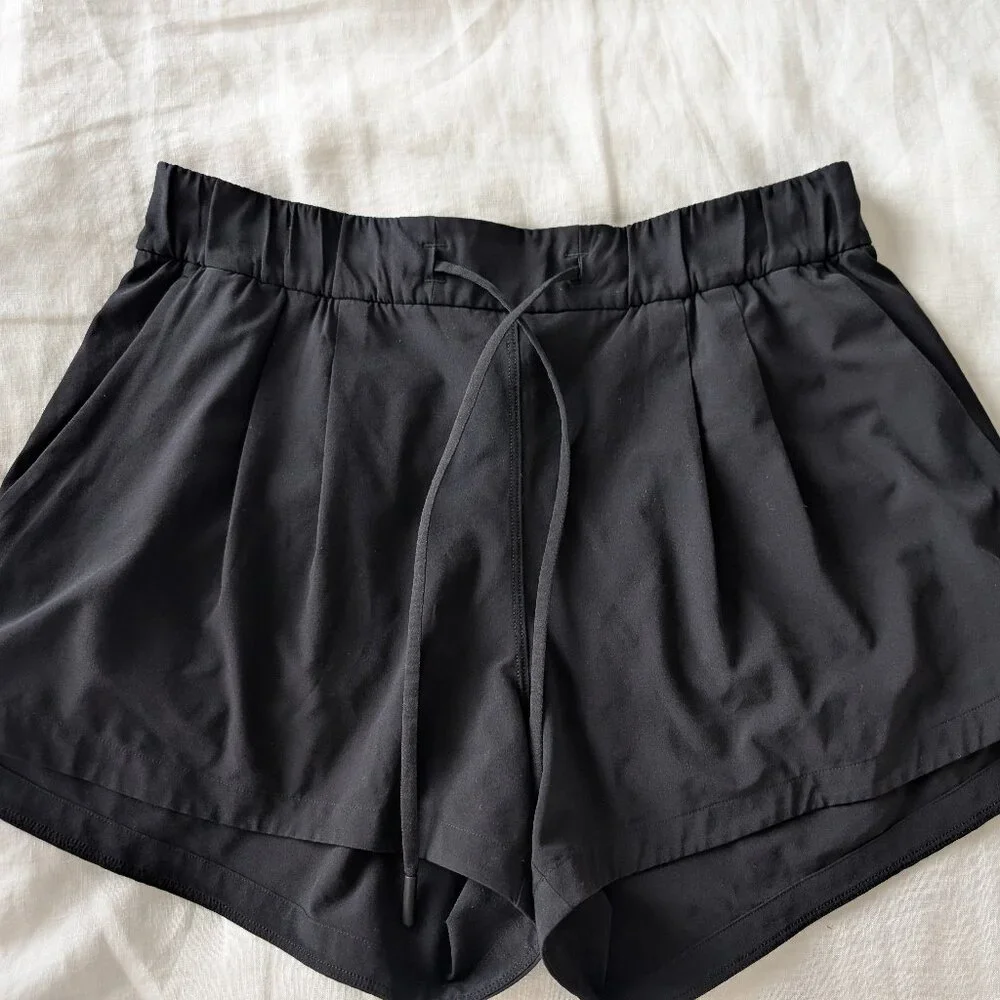 Lululemon Athletica Black Stroll at Sundown Mid-Rise Sho Shorts — Women’s Size 6 - Picture 2 of 6